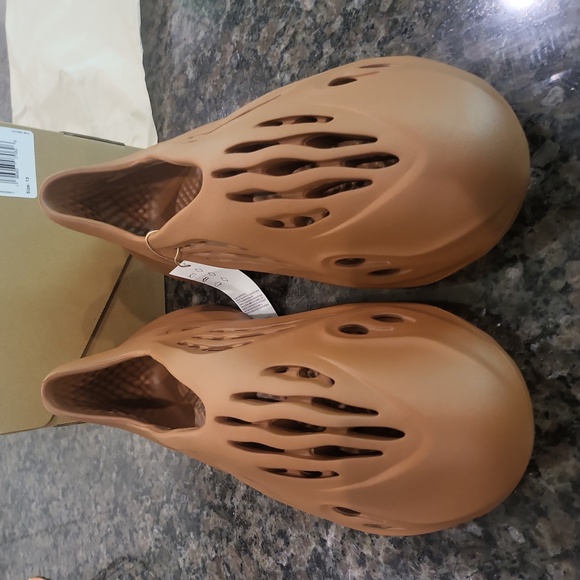 Yeezy Foam RNR - Picture 2 of 9